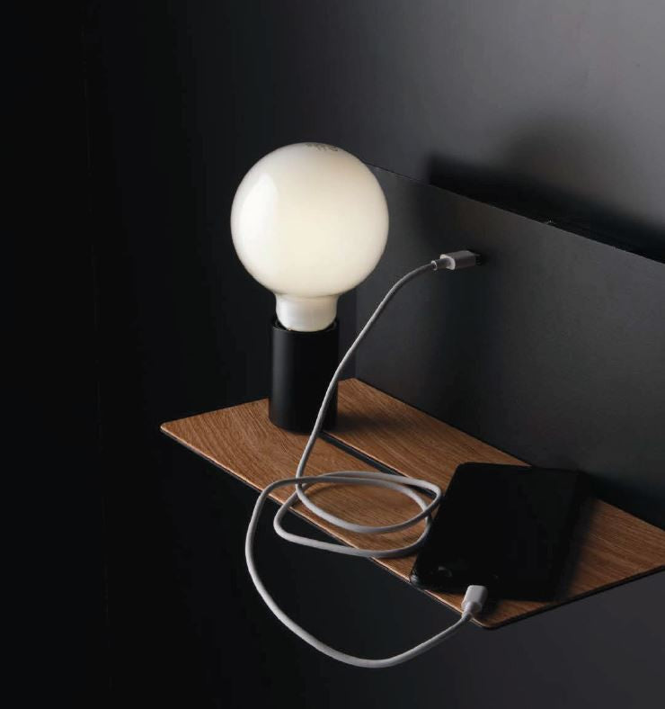 Applique in metallo bianco o nero con mensola in legno naturale lampada movibile E27 non incl. + presa USB 2A FLASH Applique in metallo bianco o nero con mensola in legno naturale lampada movibile E27 non incl. + presa USB 2A FLASH